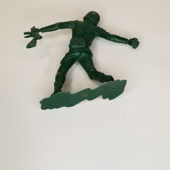 1964 Louis Marx Toy Green Army Soldiers Large 5"-6" with Guns Lot Of 4 - Picture 7 of 11